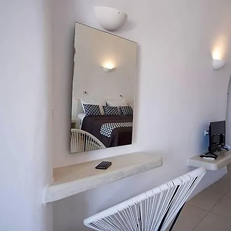 On The Cliff Hotel Fira (Santorini)