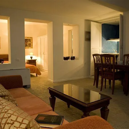 On The Cliff 4* Fira (Santorini)
