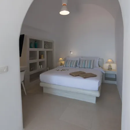 On The Cliff 4* Fira (Santorini)
